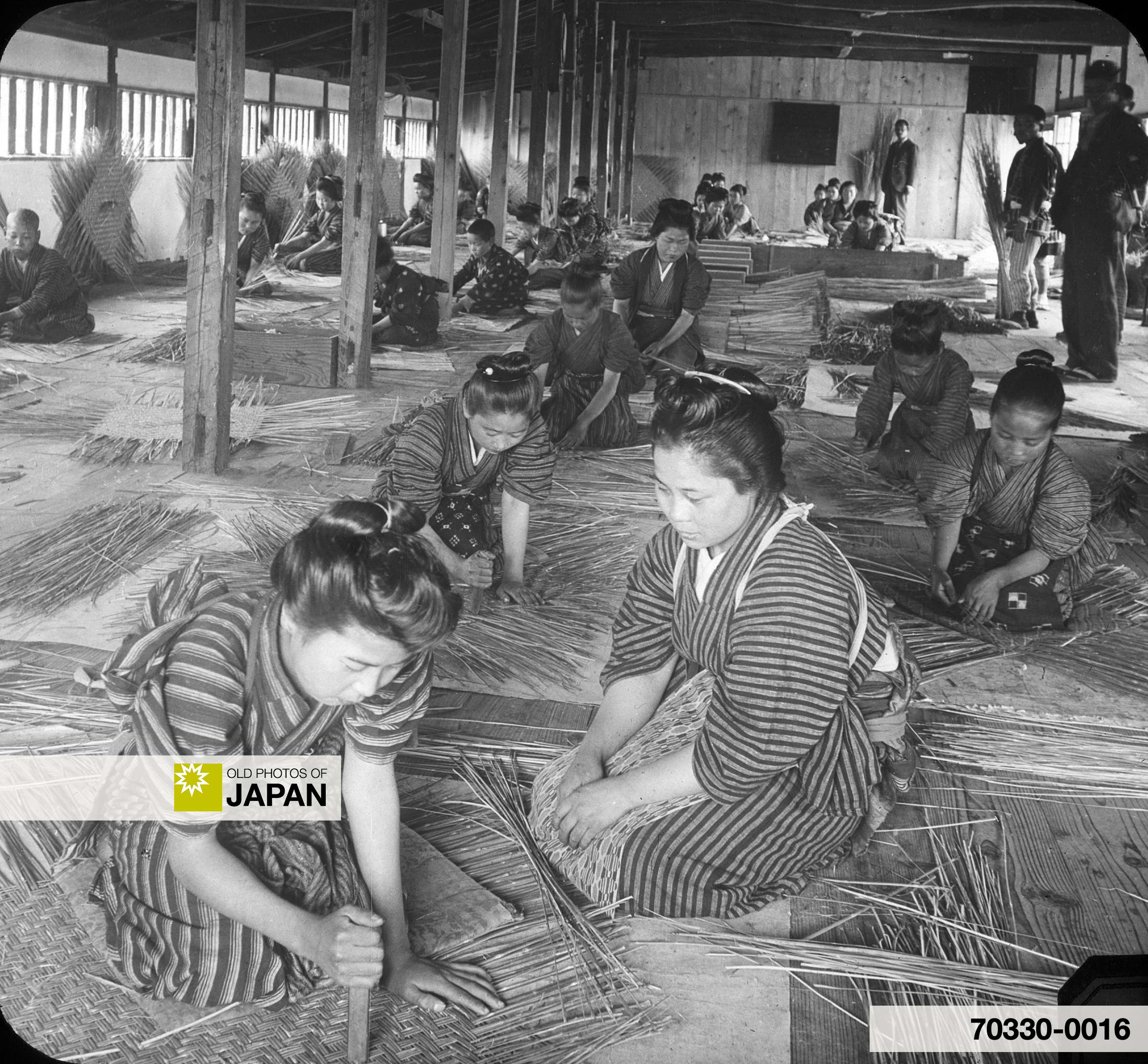 竹篭造りの作業場で働く若い女性と婦人達